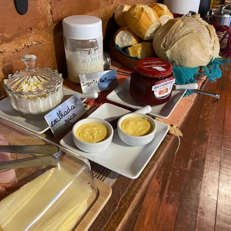 Coalhada, iogurte natural, manteiga, geleia e pães caseiros